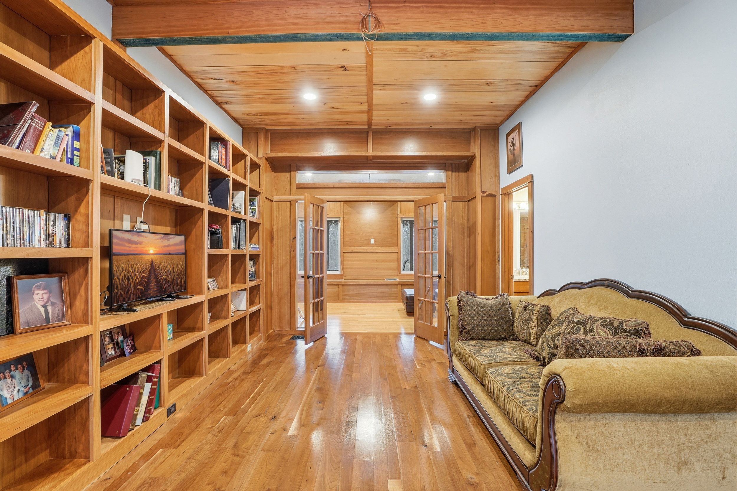 Listing Photo: 3300 Underwood Ave 0032-